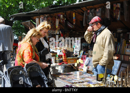 Marktständen entlang Paris Seine, Frankreich Stockfoto