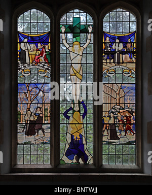 Ein Buntglasfenster von Hugh Ray Easton (1906-1965) zeigt Die Kreuzigung und die Geschichte von König Karl I. England Stockfoto