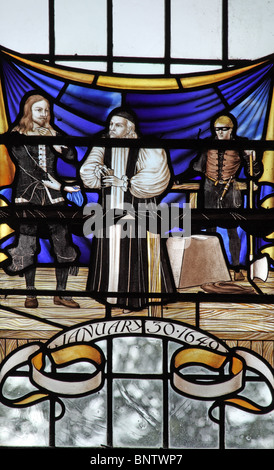 Ein Buntglasfenster von Hugh Ray Easton (1906-1965), das König Karl I. von England vor seiner Hinrichtung auf dem Gerüst mit Bischof Juxon darstellt Stockfoto