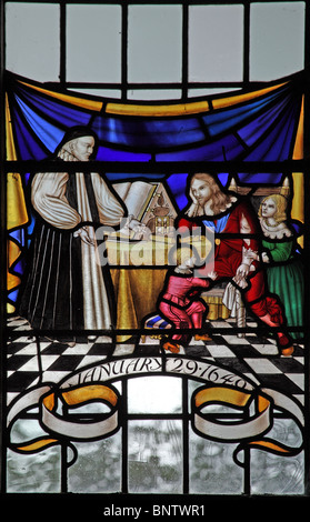 Ein Buntglasfenster von Hugh Ray Easton (1906-1965) zeigt König Karl I. von England mit seiner Frau und Familie Und Bischof Juxon Stockfoto