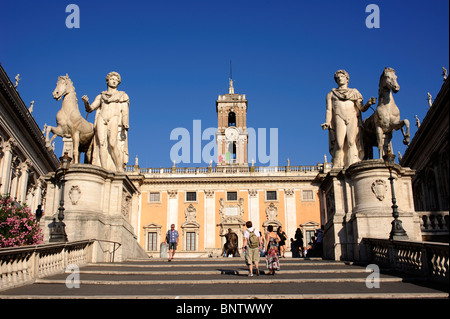 Italien, Rom, Kapitolshügel, Piazza del Campidoglio, Statuen von Castor und Pollux und Palazzo Senatorio Stockfoto