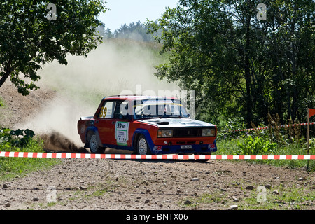 Rallye-Rezekne 2010. Rote russische Pkw - VAZ-2107 driften. Stockfoto