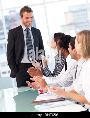 Business-Leute klatschten nach einer Präsentation Stockfoto