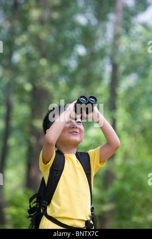 Kleiner Junge Blick durch ein Fernglas Stockfoto