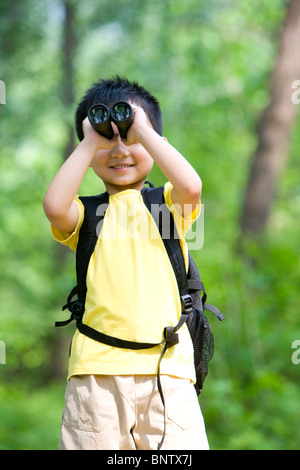 Kleiner Junge Blick durch ein Fernglas Stockfoto