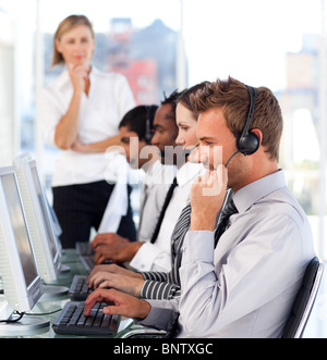 Hübschen weiblichen Führer mit einem Team auf ein Call-center Stockfoto