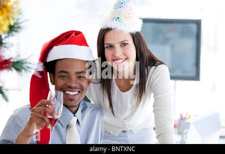 Geschäftspartner zu trinken feiert Weihnachten Stockfoto