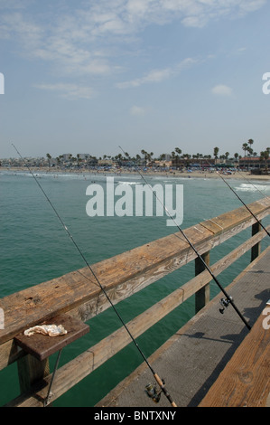 Angeln auf dem Newport Beach Pier in Orange County, Kalifornien. Stockfoto