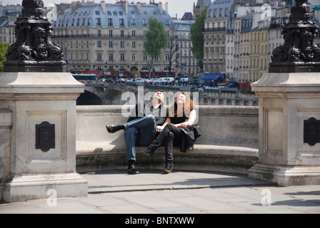 romantisch zu zweit auf Pont Neuf Paris Frankreich Stockfoto