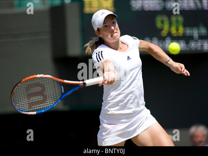 Justine Henin (BEL) in Aktion während Wimbledon Tennis Championships 2010 Stockfoto