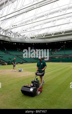 Mitarbeiter vorbereiten Centrecourt unter dem Dach während Wimbledon Tennis Championships 2010 Stockfoto