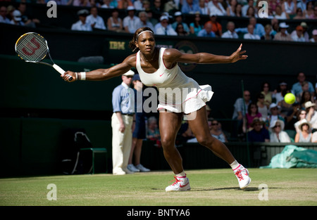 Serena Williams (USA) in Aktion während Wimbledon Tennis Championships 2010 Stockfoto