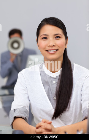 Unternehmer, die durch ein Megaphon schreien Stockfoto