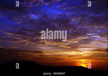 Sonnenuntergang mit einer Art auf die Berge Matang aus Höhe des Vogelflugs. Malaysien. Borneo. Kuching. Stockfoto