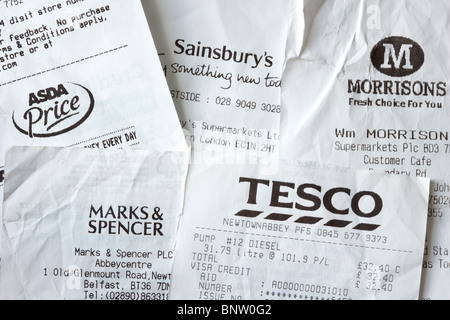 Einnahmen aus Großbritannien Supermärkte wie Tesco Sainsburys Asda Till Morrisons und Marks &amp; Spencer Stockfoto