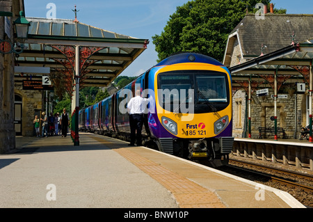 Der erste Zug wartet auf Grange über Sands Bahnhof in Sommer Cumbria England Vereinigtes Königreich GB Großbritannien Stockfoto