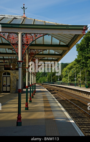 Bahnsteig am Bahnhof Grange-over-Sands im Sommer Cumbria England Großbritannien GB Großbritannien Stockfoto