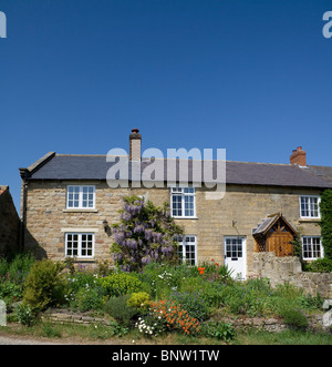 Ein typisch englischen Landhaus mit einem bunten Bauerngarten. Textfreiraum umfasst. Stockfoto