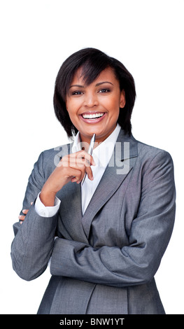 Lächelnde Geschäftsfrau hält einen Stift Stockfoto