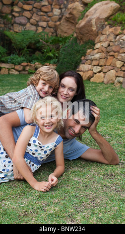 Sehr nette Familie, die Ruhe in einem Garten Stockfoto