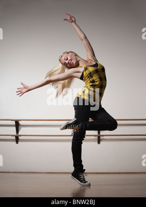 Blonde Frau tanzt im Ballettstudio Stockfoto