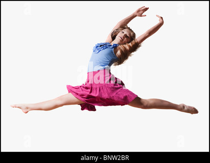 Tänzerin, die anmutig in die Luft springen Stockfoto