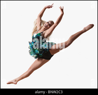 Tänzerin, die anmutig in die Luft springen Stockfoto