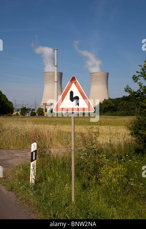 Atomkraftwerk in Grafenrheinfeld, Deutschland. In der Front ein Verkehrszeichen Warnung vor Kurven. Stockfoto