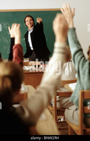 Studenten, die Erziehung ihrer Hände im Klassenzimmer Stockfoto