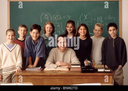 Grundschüler, die hinter dem Lehrer Stockfoto