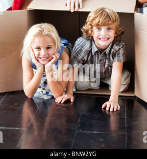 Kinder haben Spaß in ihrem neuen Haus Stockfoto