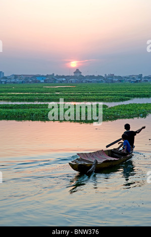 Kambodschanischen jungen in einem Boot am Boeng Kak See, Phnom Penh, Kambodscha Stockfoto