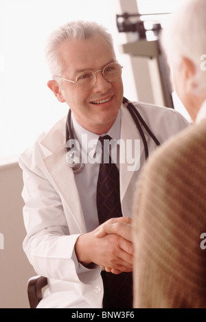 Arzt und Patient, die Hände schütteln Stockfoto