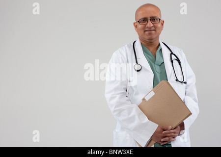 Arzt-Holding-Dateien Stockfoto