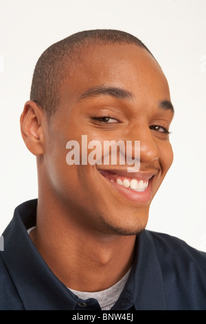 Gut aussehender Mann lächelnd Stockfoto