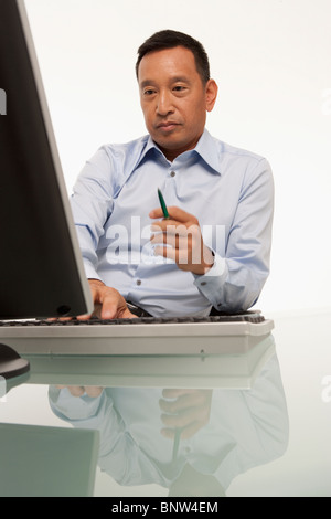 Geschäftsmanns, der auf dem Computer Stockfoto