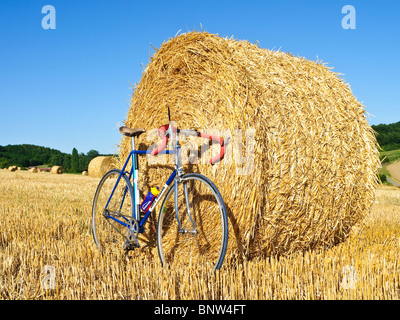 Festen Rad Fahrrad vor Runde Strohballen - Indre-et-Loire, Frankreich. Stockfoto