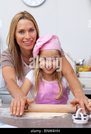 Mutter und Tochter in der Küche Backen Stockfoto