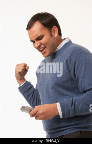Aufgeregt Mann liest SMS Stockfoto