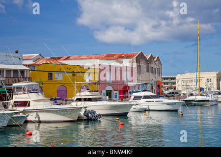 Die Marina mit farbenfrohen Gebäuden in den Hafen von Bridgetown, Barbados, West Indies. Stockfoto