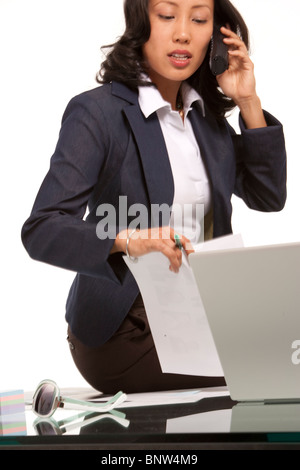 Geschäftsfrau auf Schreibtisch Stockfoto