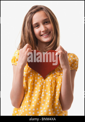 Teenager-Mädchen halten Herz Stockfoto