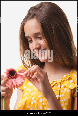 Teenager-Mädchen Kommissionierung Blütenblätter von einer Blume Stockfoto