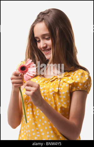 Mädchen im Teenageralter Kommissionierung Blütenblätter von einer Blume Stockfoto