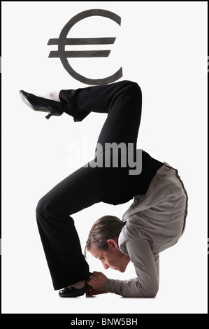 Euro-Symbol oben auf verzerrte Geschäftsfrau Stockfoto