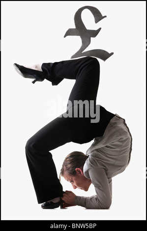 Pfund-Symbol oben auf verzerrte Geschäftsfrau Stockfoto