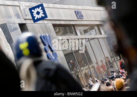 Finanzielle Narren Tag in der Stadt.  Demonstranten auf die Straße gehen und Polizei in der Nähe der Bank of England bereitgestellt werden Stockfoto