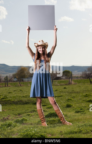 Cowgirl leere Plakat stehen im Feld Stockfoto