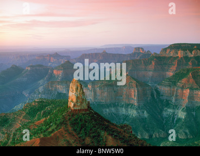 Mount Hayden von Point Imperial im Sonnenaufgang Licht vom North Rim des Grand Canyons Stockfoto