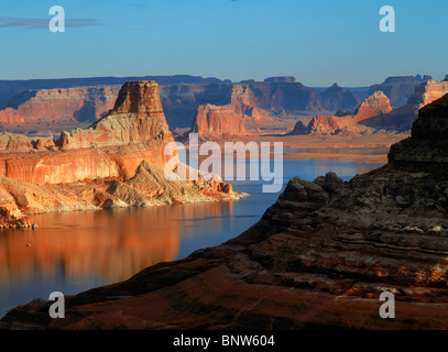 Gunsight Butte auf der Utah-Seite des Lake Powell im Glen Canyon National Recreation Area bei Sonnenuntergang Stockfoto